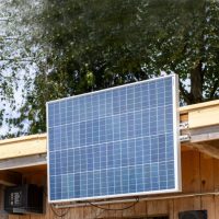 Panouri solare și accesoriile lor pentru garduri electrice